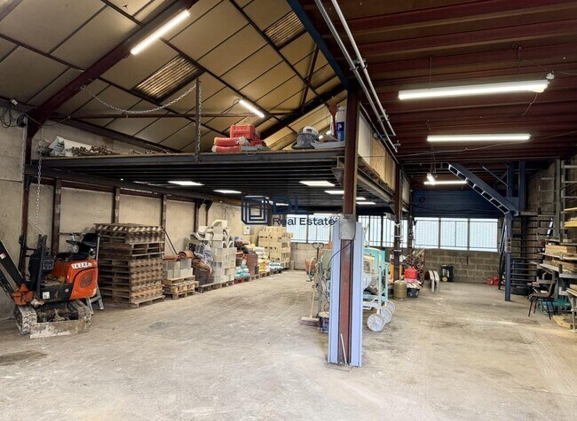 Plus de détails pour Local d’activités à vendre