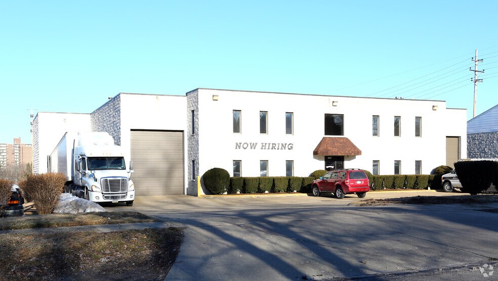 1750 Newberry St, Cuyahoga Falls, OH à vendre - Photo principale – Image 1 sur 17