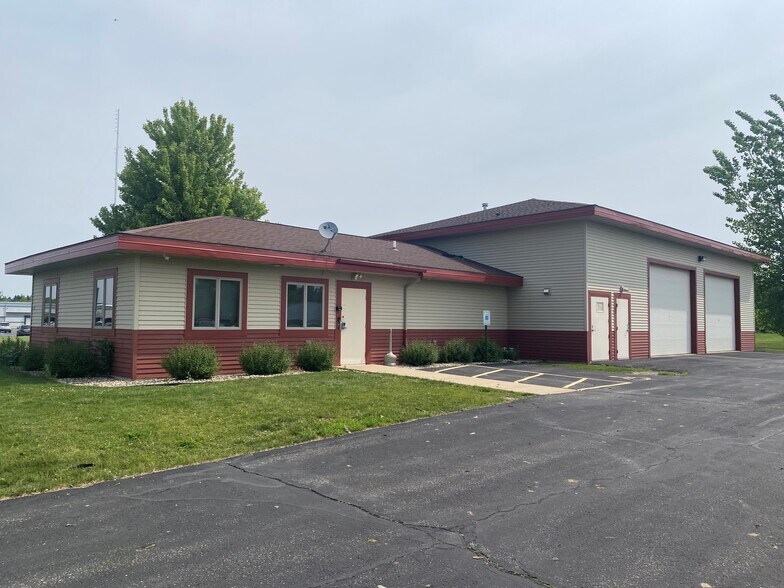 220 Riverbirch Ct, Deerfield, WI à vendre - Photo de l’immeuble – Image 2 sur 2