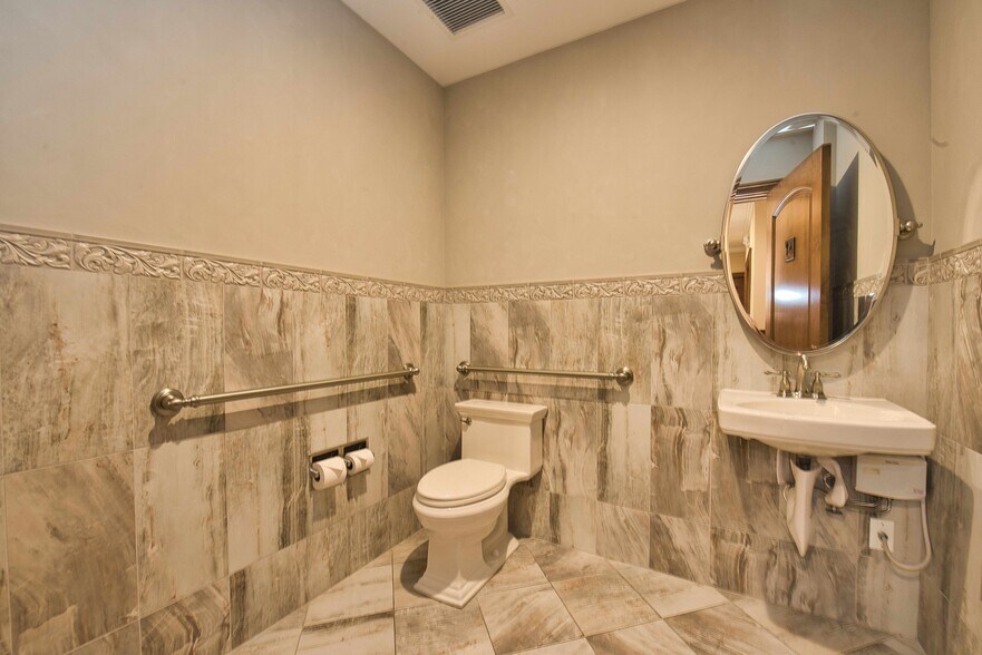 330 Forest Ave, Locust Valley, NY à louer - Photo de l’immeuble – Image 3 sur 15