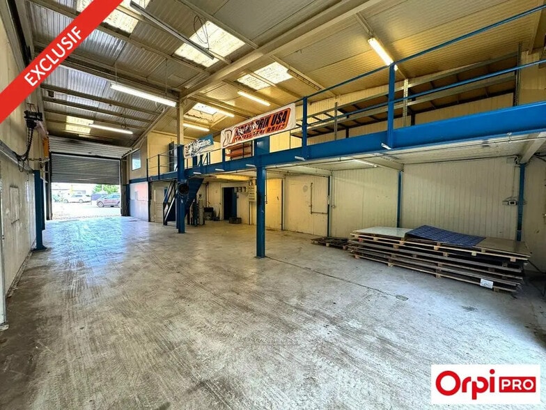 Local d’activités dans Sainte-Geneviève-des-Bois à louer - Photo de l’immeuble – Image 1 sur 7