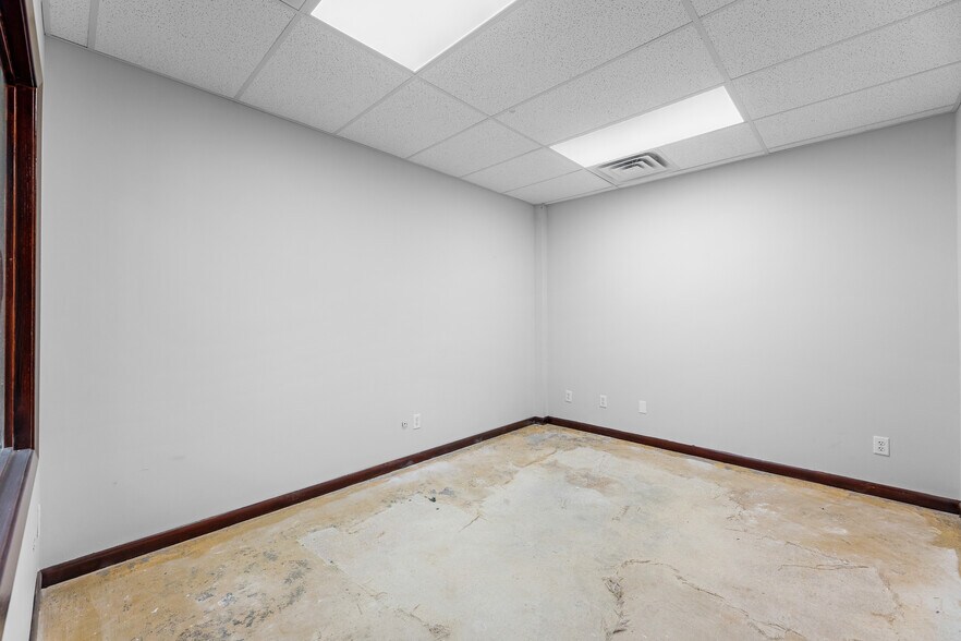 2214 Route 37 E, Toms River, NJ à louer - Photo intérieure – Image 3 sur 36