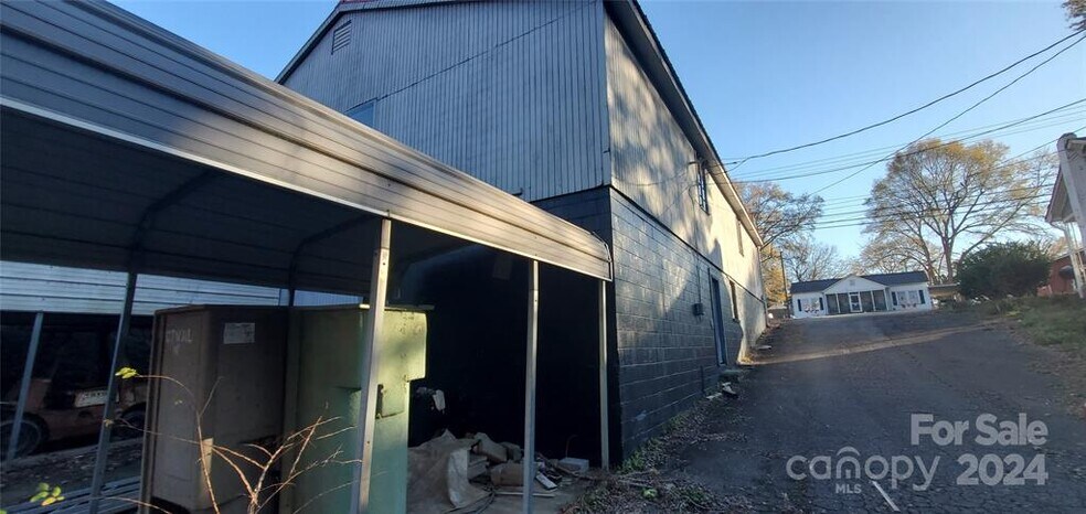 214 E Trade Street, Dallas, North Caroli portefeuille de 3 biens à vendre sur LoopNet.fr - Photo de l’immeuble – Image 3 sur 9