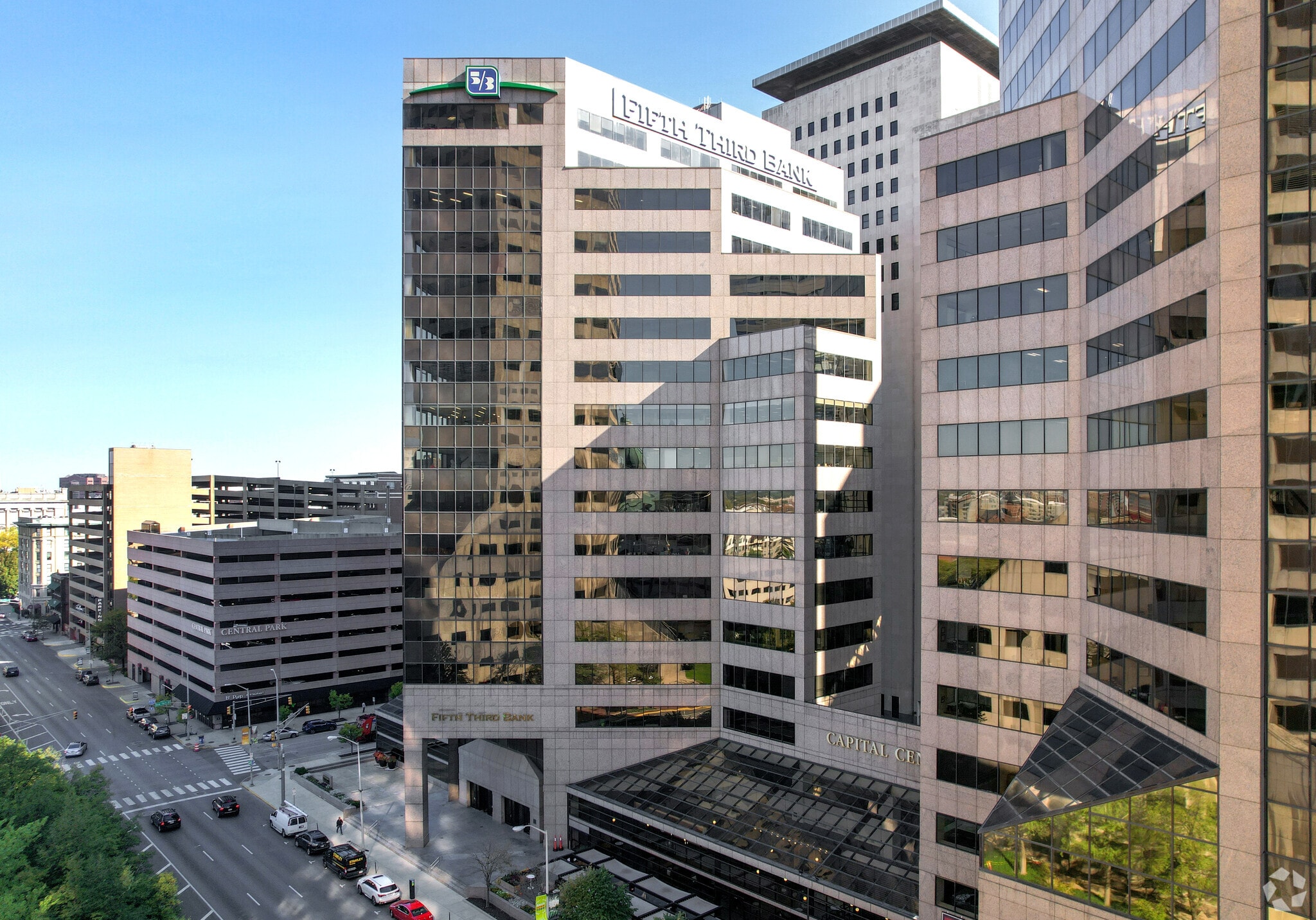 251 N Illinois St, Indianapolis, IN à louer Photo principale– Image 1 sur 13