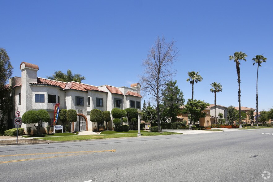 370 W Grand Blvd, Corona, CA à louer - Photo de l’immeuble – Image 2 sur 15