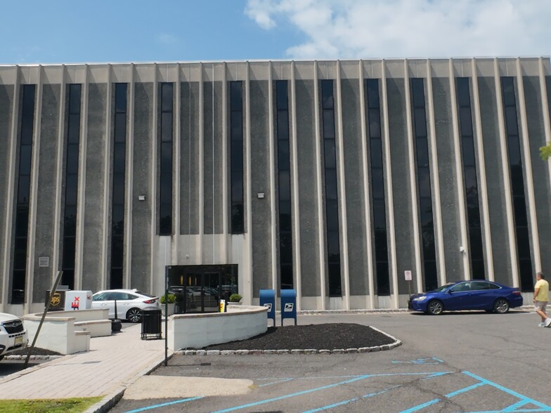 67 Walnut Ave, Clark, NJ à louer - Photo de l’immeuble – Image 3 sur 19