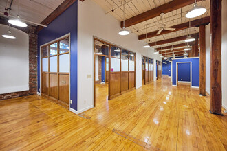 1250 Revolution Mill Dr, Greensboro, NC à louer Photo intérieure– Image 2 sur 7