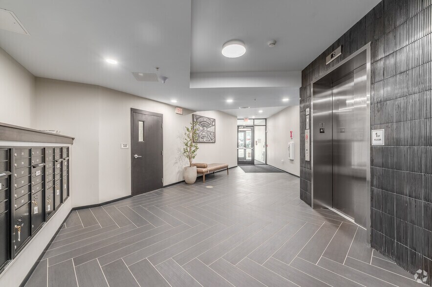 2223 Lee Rd, Cleveland, OH à louer - Photo intérieure – Image 3 sur 31