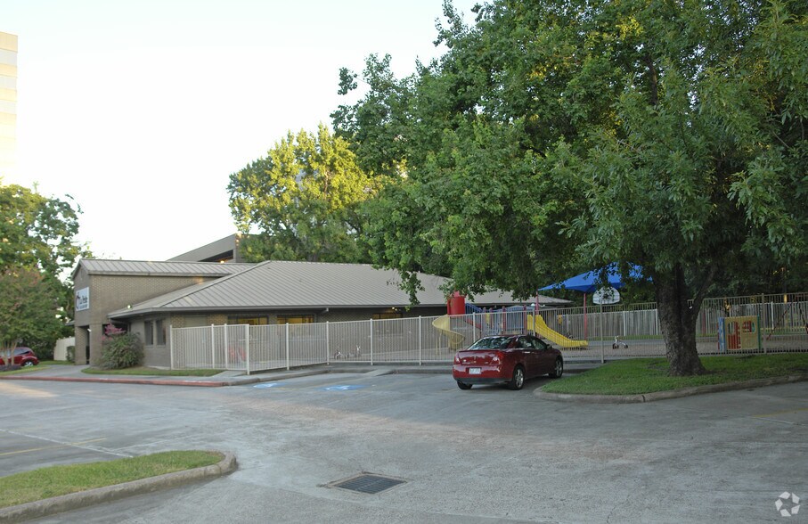 225 Benmar Dr, Houston, TX à louer - Photo de l’immeuble – Image 2 sur 36