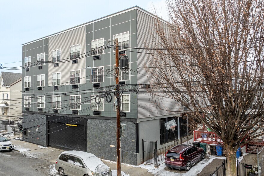 47 12th Ave, Paterson, NJ à vendre - Photo principale – Image 1 sur 9