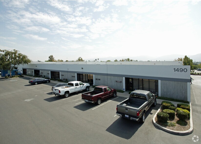 501-595 N Smith Ave, Corona, CA à louer - Photo de l’immeuble – Image 2 sur 9