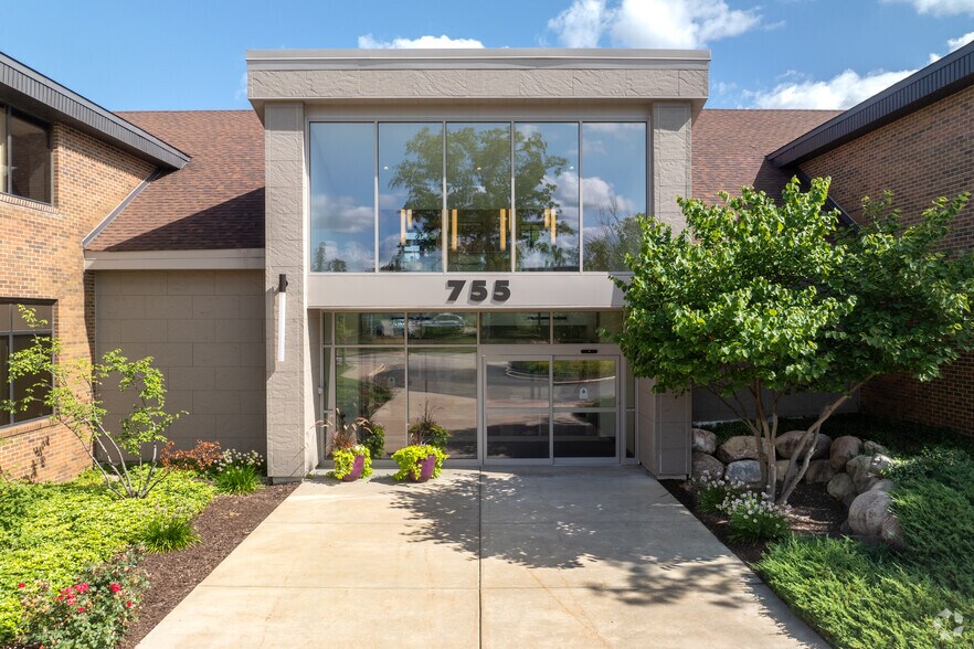 755 S Milwaukee Ave, Libertyville, IL à louer - Photo de l’immeuble – Image 3 sur 8