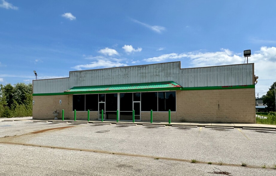 216 Colonels Way W, Henryville, IN à vendre - Photo de l’immeuble – Image 1 sur 9