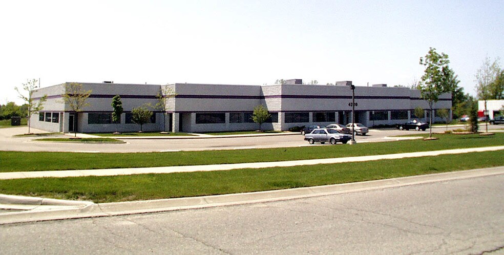 4220 Varsity Dr, Ann Arbor, MI à louer - Photo de l’immeuble – Image 2 sur 12