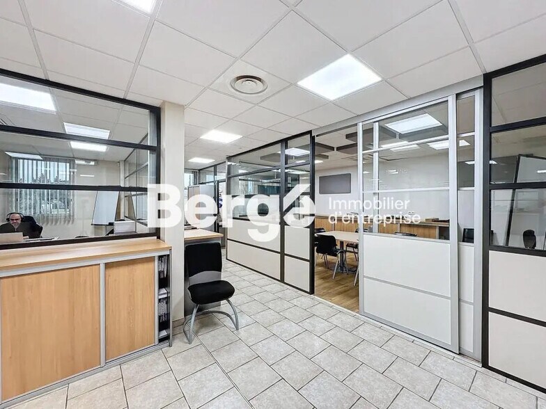 Bureau dans Mouans-Sartoux à louer - Photo de l’immeuble – Image 2 sur 4