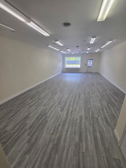 2468-2474 Montauk Hwy, Brookhaven, NY à louer - Photo intérieure – Image 2 sur 4