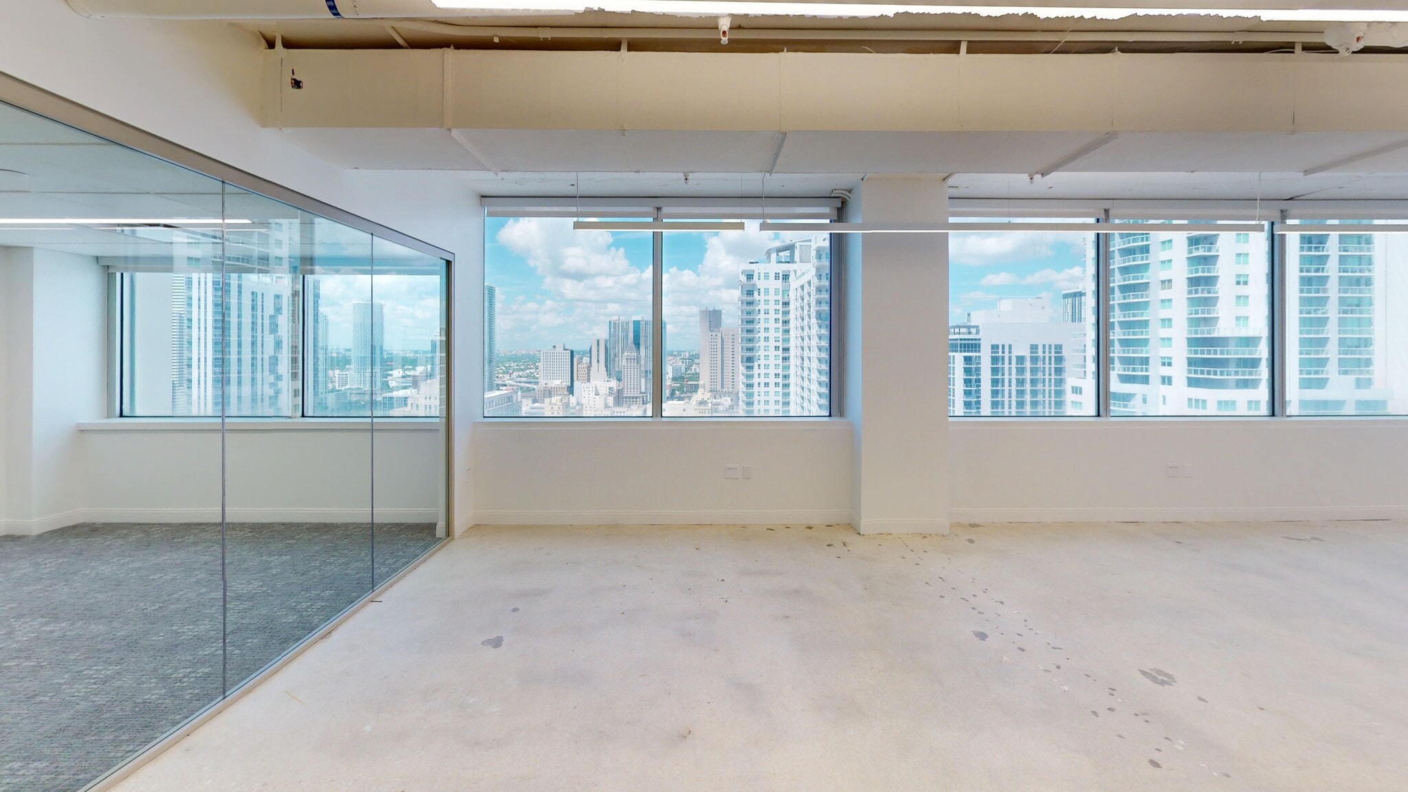 100 N Biscayne Blvd, Miami, FL à louer Photo de l’immeuble– Image 1 sur 4