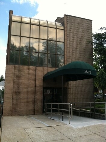 4621 Little Neck Pky, Little Neck, NY à vendre - Photo principale – Image 1 sur 22