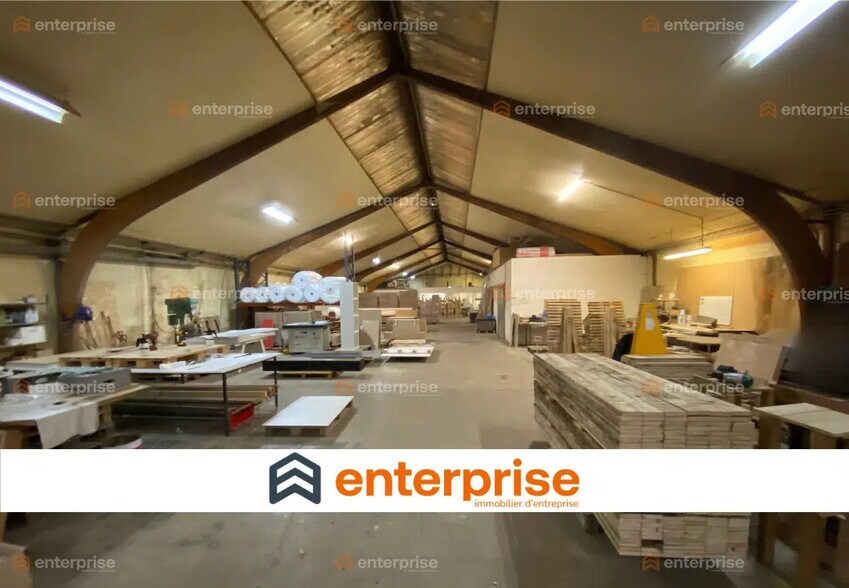 Local d’activités dans Comines à louer - Photo de l’immeuble – Image 1 sur 6