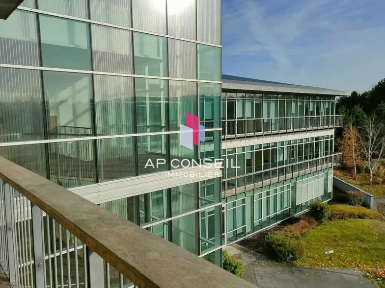 Bureau dans Voisins-le-Bretonneux à louer - Photo de l’immeuble – Image 2 sur 5