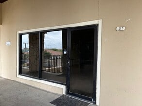 2110 Lomas Del Sur Blvd, Laredo, TX à vendre Photo intérieure– Image 2 sur 10