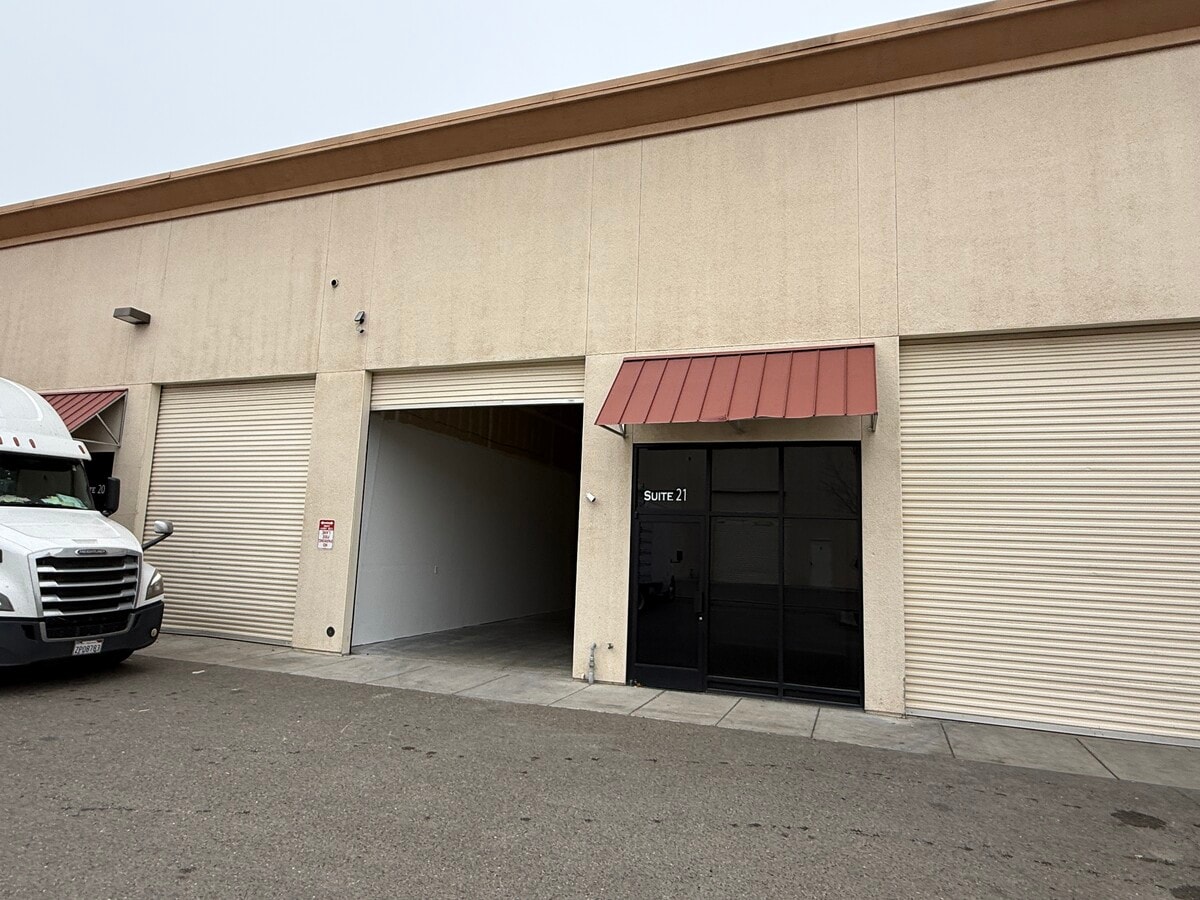 460 W Larch Rd, Tracy, CA 95304 - Lot 21 -  - Photo intérieure - Image 1 of 4