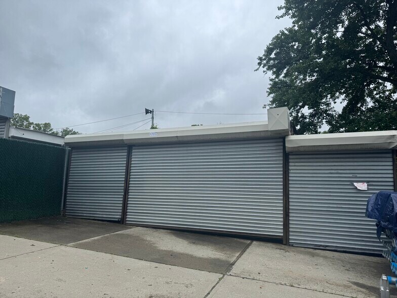 331 Sharrotts Rd, Staten Island, NY à vendre - Photo de l’immeuble – Image 3 sur 6