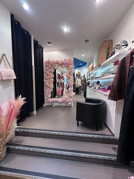 Local commercial dans Paris à louer - Photo de l’immeuble – Image 3 sur 6