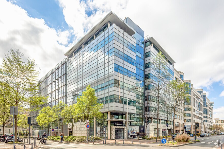 Rue Camille Desmoulins, Issy-les-Moulineaux à louer - Photo principale – Image 1 sur 3