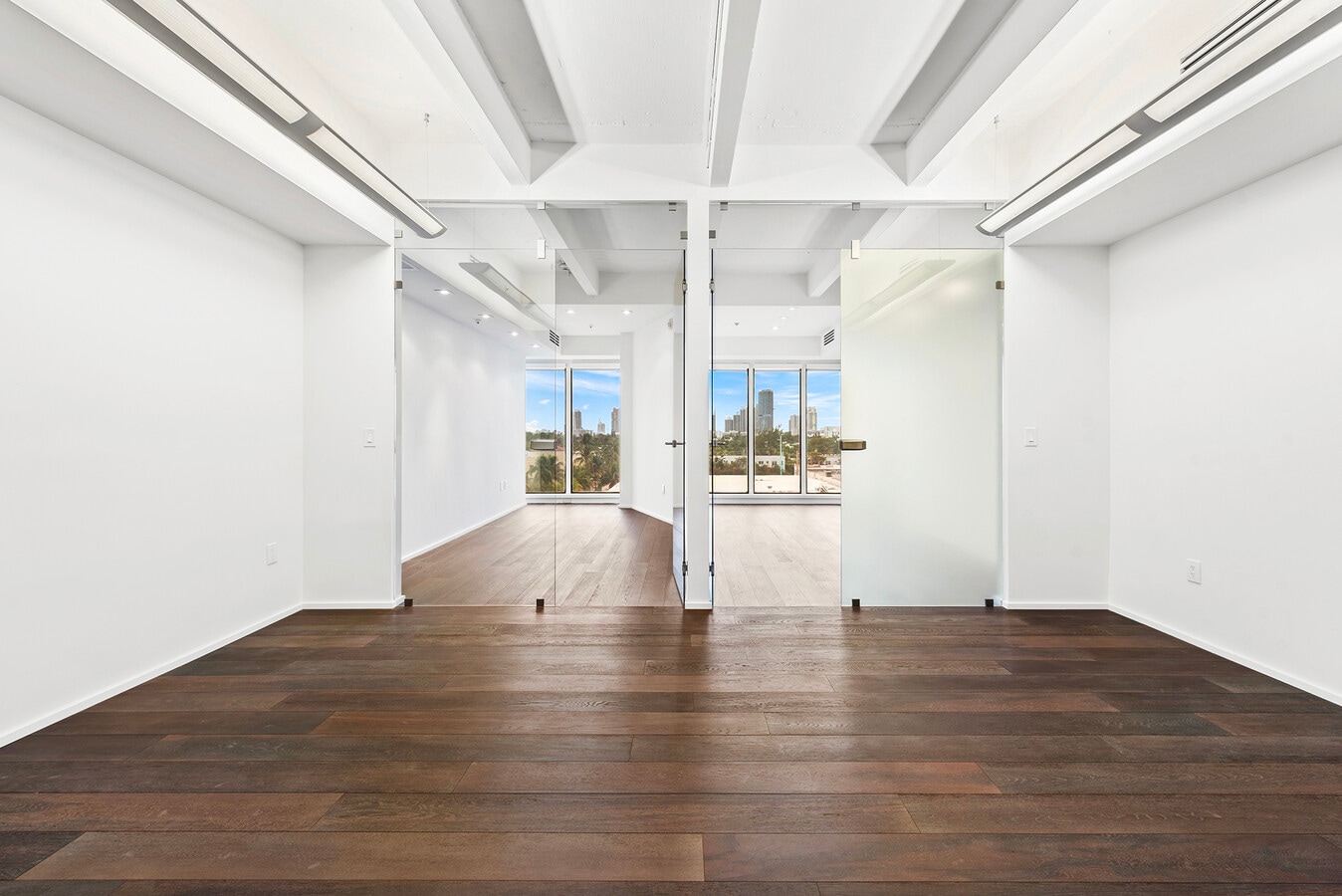 1680 Michigan Ave, Miami Beach, FL 33139 - Lot 919 -  - Photo intérieure - Image 1 of 29