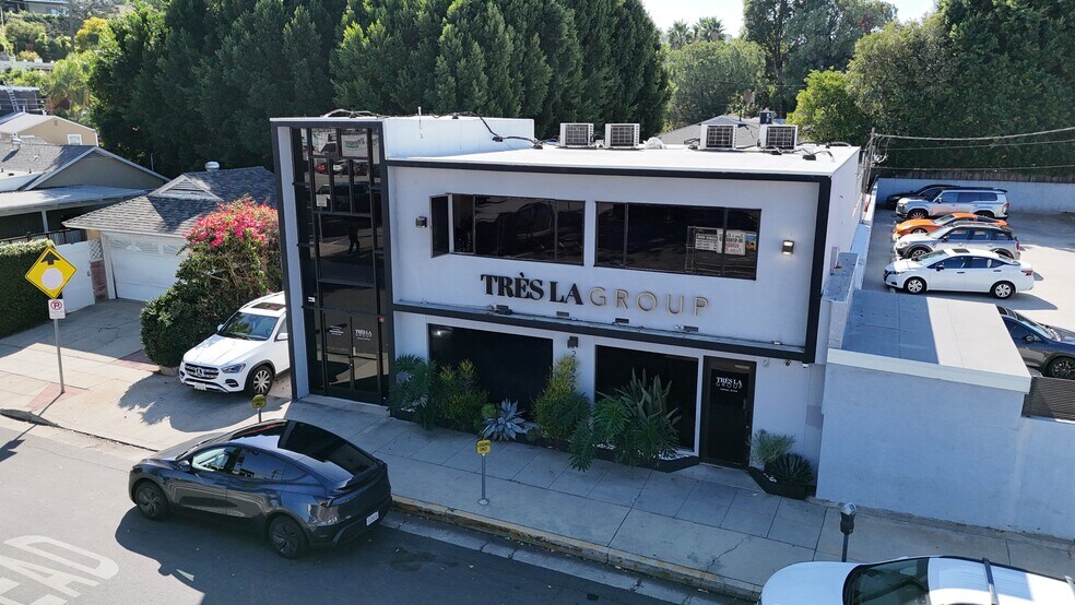 21926 Costanso St, Woodland Hills, CA à vendre - Photo de l’immeuble – Image 3 sur 16