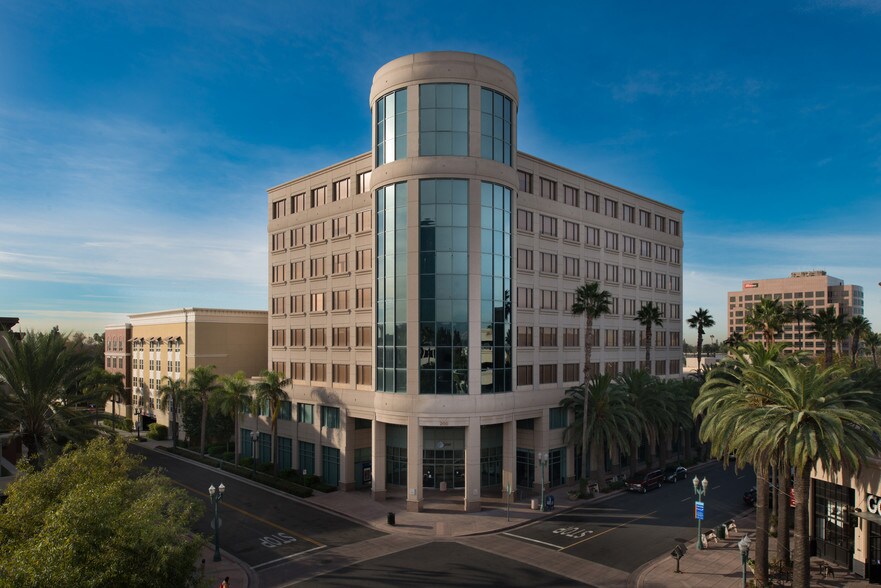 200 W Center St, Anaheim, CA à louer - Photo de l’immeuble – Image 1 sur 6
