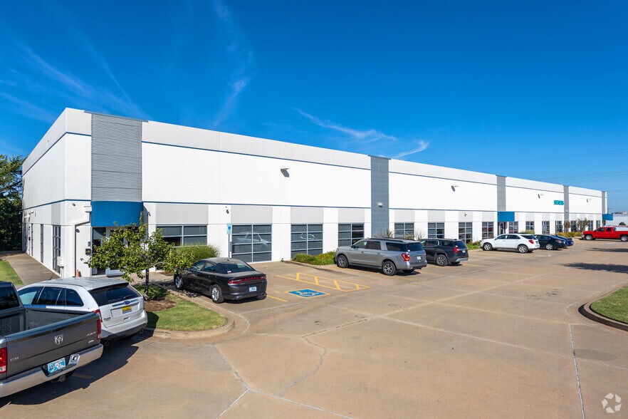 5700 SW 36th St, Oklahoma City, OK à louer - Photo principale – Image 1 sur 7