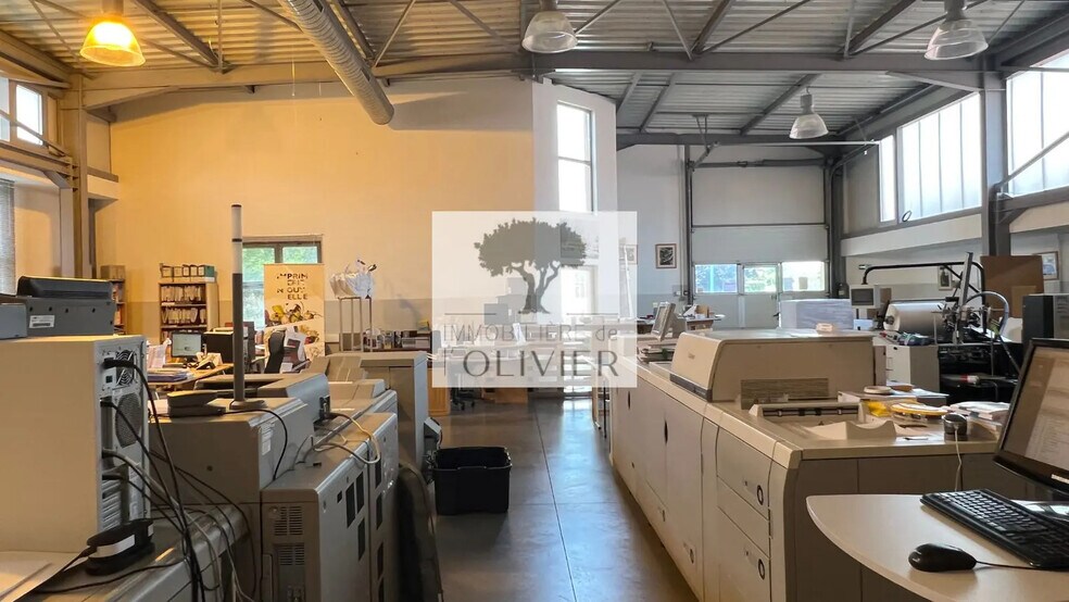 Local d'activités dans Apt à vendre - Photo de l’immeuble – Image 2 sur 5