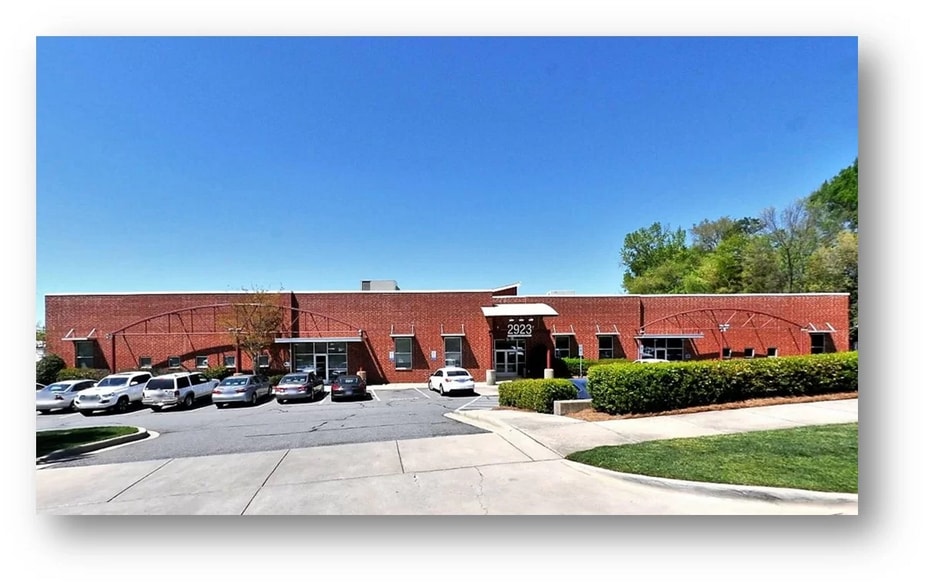2923 S Tryon St, Charlotte, NC à louer - Photo de l’immeuble – Image 1 sur 6