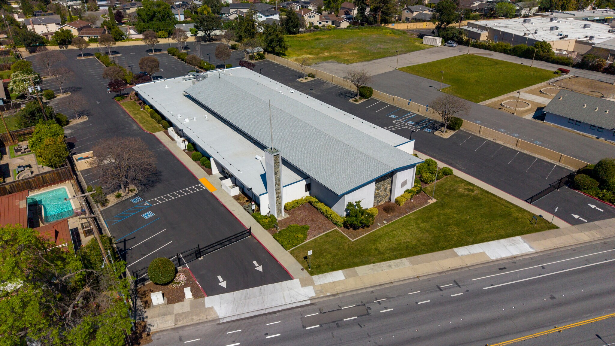 20125 Bollinger Rd, Cupertino, CA à vendre Photo principale– Image 1 sur 9