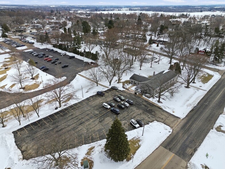 225 Hoel Ave, Stoughton, WI à vendre - Aérien – Image 2 sur 37