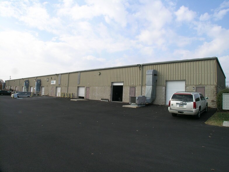 100 Emlen Way, Telford, PA à louer - Photo de l’immeuble – Image 2 sur 2