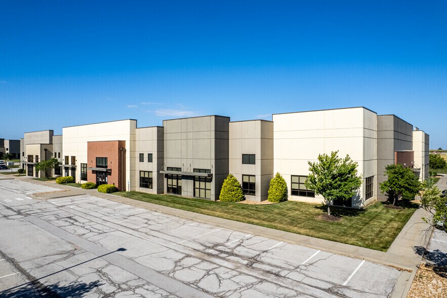 2810-2850 NE Independence Ave, Lee's Summit, MO à louer - Photo principale – Image 1 sur 4