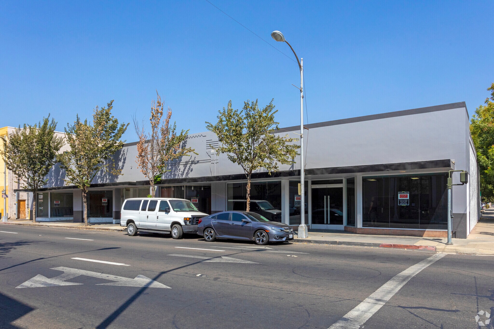 112-120 S Locust St, Visalia, CA à louer Photo de l’immeuble– Image 1 sur 6