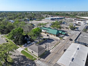 104 S Hood St, Alvin, TX à louer Photo de l’immeuble– Image 2 sur 35