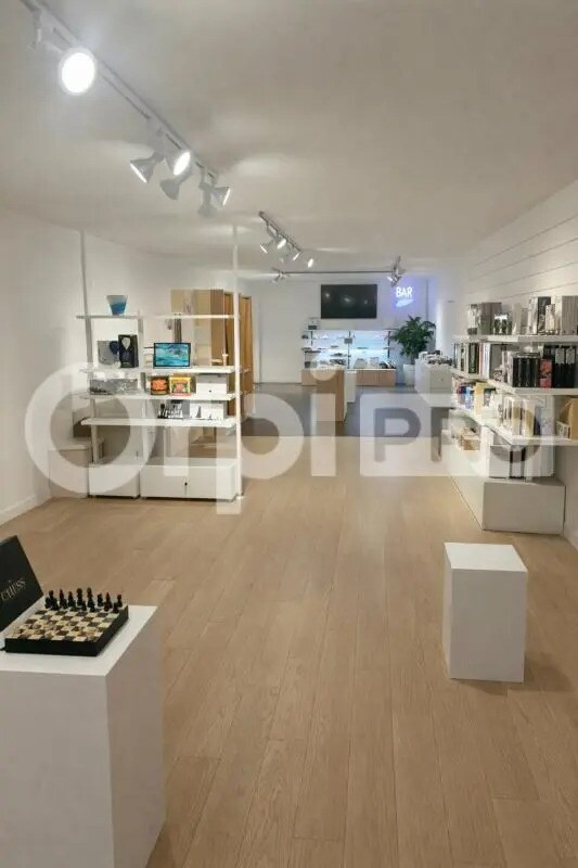 Local commercial dans La Rochelle à louer Photo de l’immeuble– Image 1 sur 3