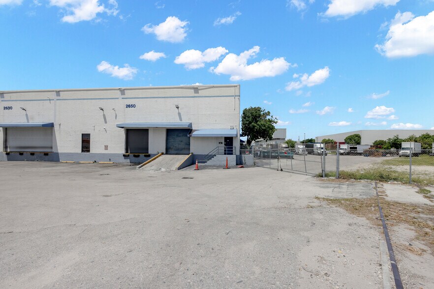 2650 NW 75th Ave, Miami, FL à louer - Photo de l’immeuble – Image 2 sur 5