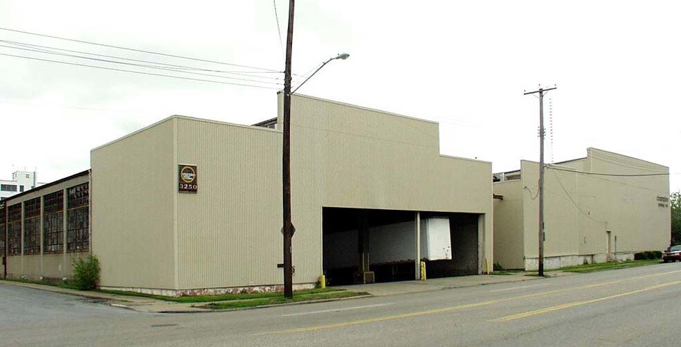 3250 Spring Grove Ave, Cincinnati, OH à vendre - Photo de l’immeuble – Image 2 sur 4