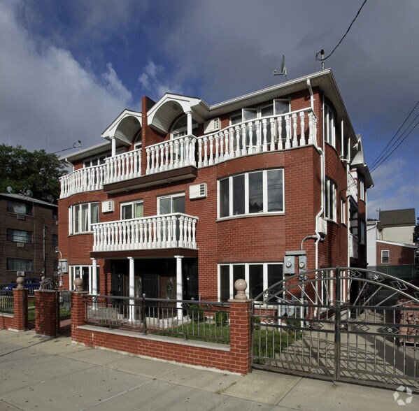 142-05 45th Ave, Flushing, NY à vendre - Photo principale – Image 1 sur 6