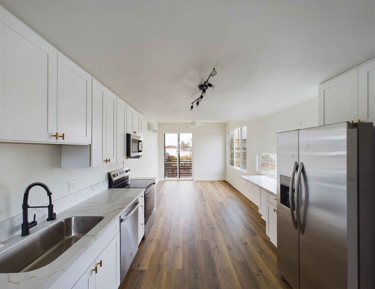 3046 Nimitz Blvd, San Diego, CA à vendre - Photo de l’immeuble – Image 3 sur 14