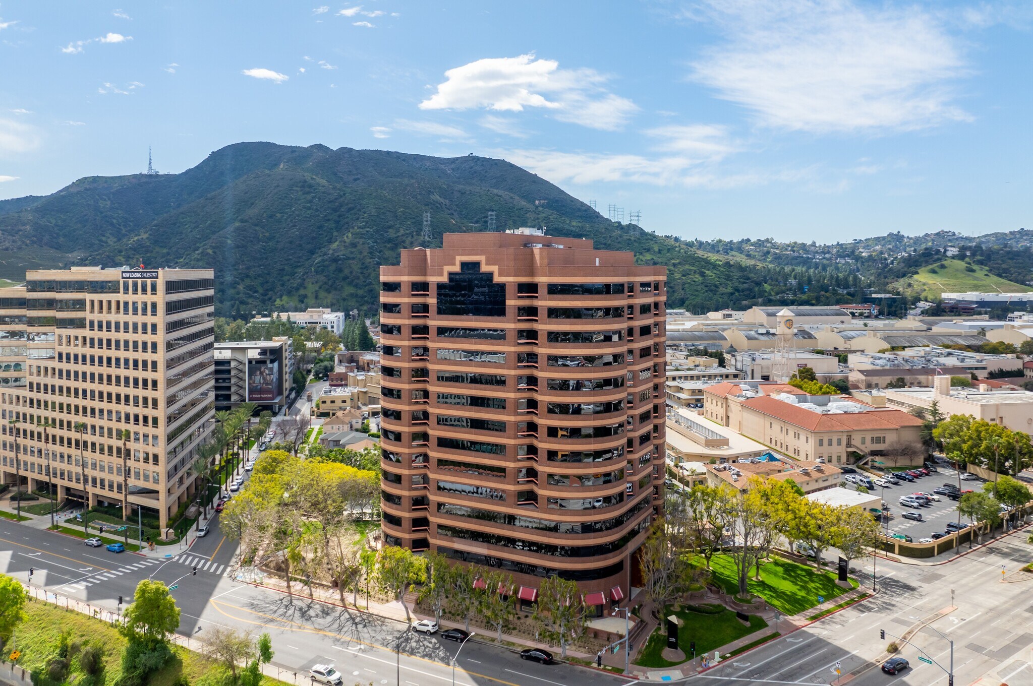 3500 W olive Ave, Burbank, CA à louer Photo de l’immeuble– Image 1 sur 6