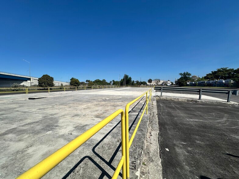 1377 Hammondville Rd, Pompano Beach, FL à louer - Photo de l’immeuble – Image 3 sur 4