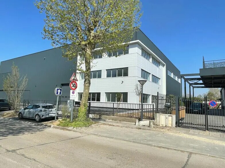 Local d’activités dans Villeneuve-la-Garenne à louer - Photo de l’immeuble – Image 2 sur 14