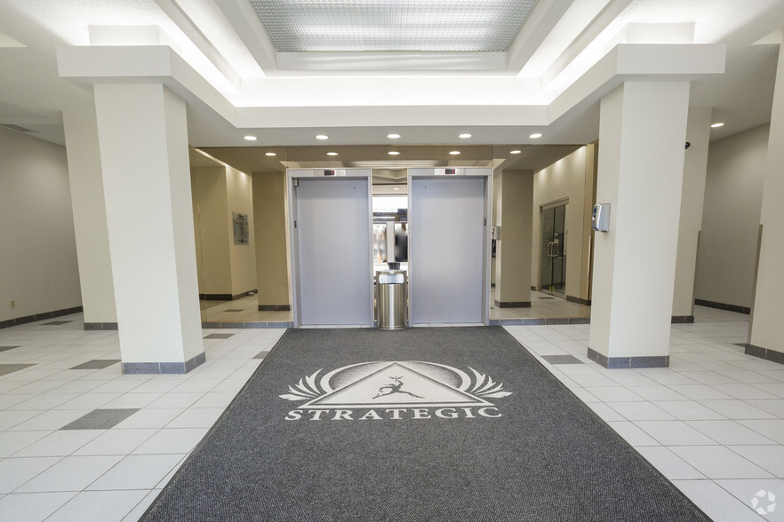 1121 Centre St NW, Calgary, AB à louer - Hall d’entrée – Image 2 sur 6